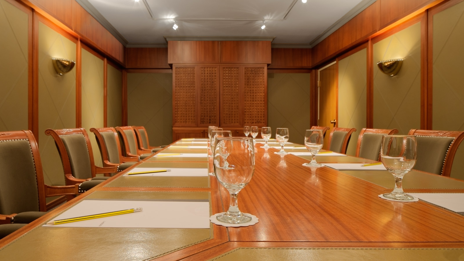 Le-Meridien-Dubai-meeting room